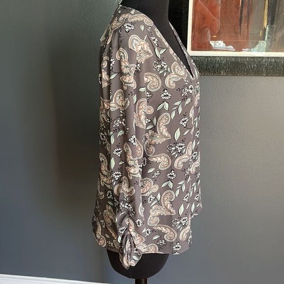 LOFT gray fleur de lis/floral print crepe V neck ruched cuff tunic. NWT. Small - Picture 3 of 7